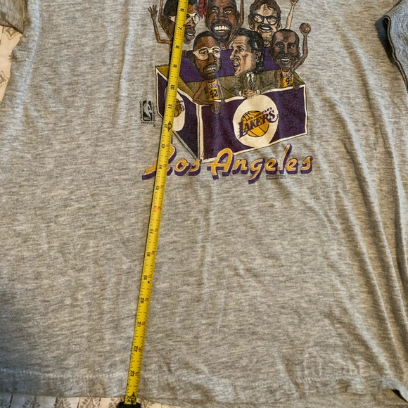 Vintage 80s Courtside Lakers 6 pack caricature t shirt! Rare! - Picture 4 of 4
